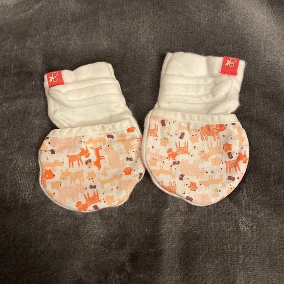 NWOT Goumi organic baby mittens (0-3 months) Reversible - Picture 4 of 5